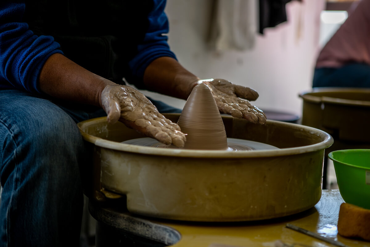 AGCC_CommunityClasses_Ceramics_Action_Shot_01.jpg
